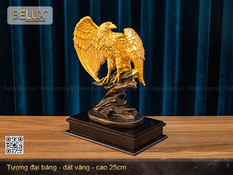 Tượng đại bàng tung cánh dát vàng cao 25cm mẫu 3